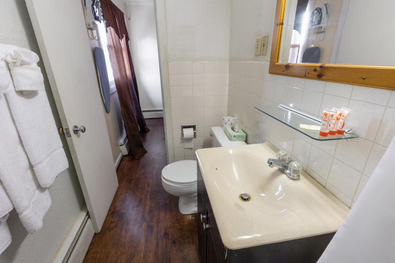 Buena Vista Inn Motel Delhi Экстерьер фото
