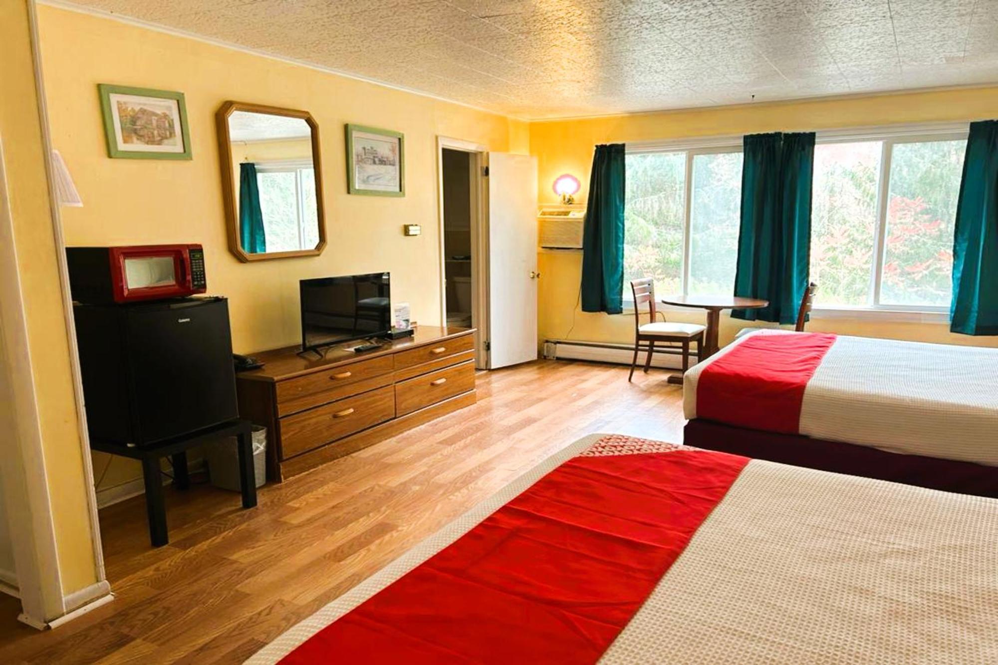 Buena Vista Inn Motel Delhi Экстерьер фото