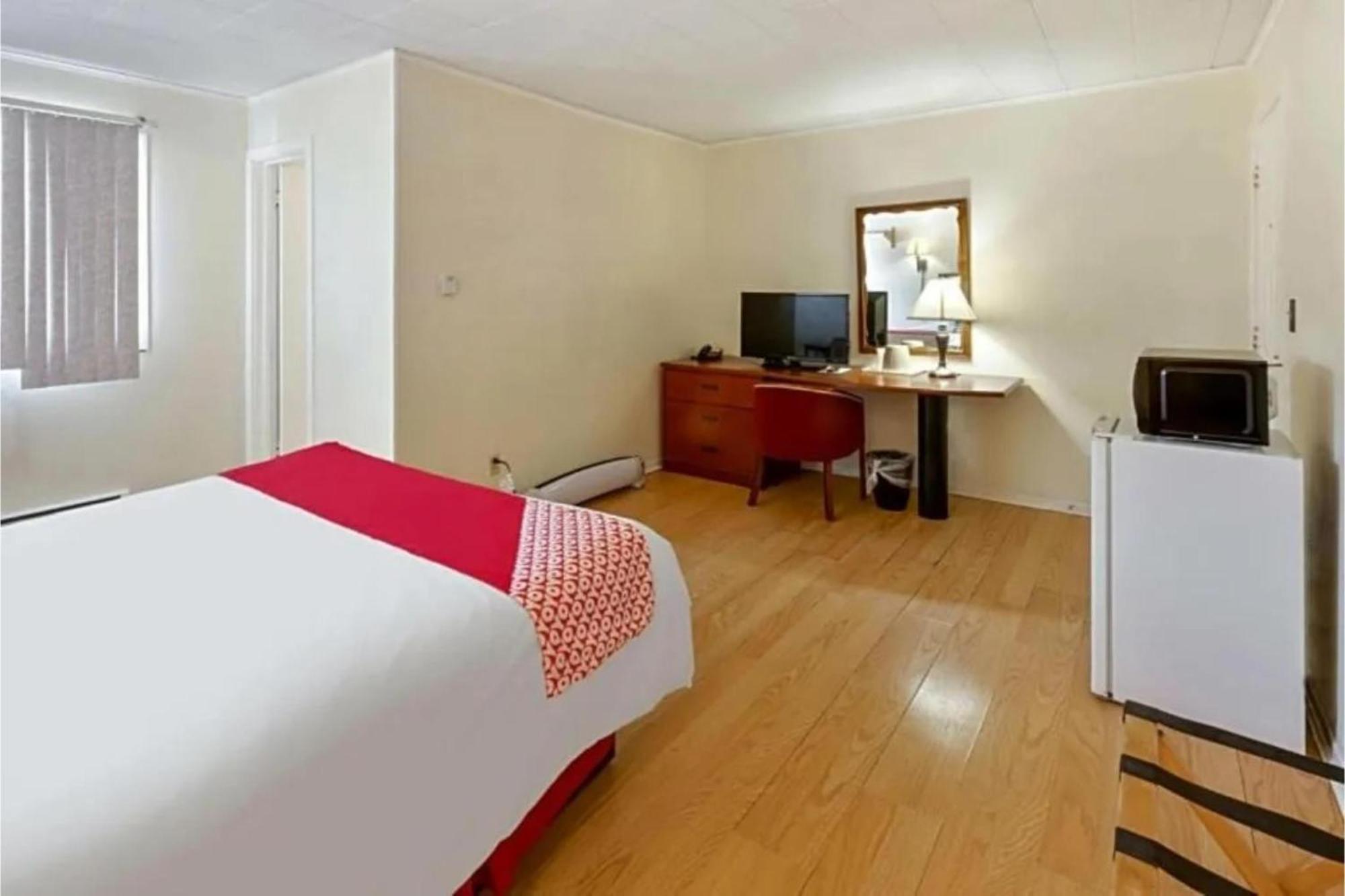 Buena Vista Inn Motel Delhi Экстерьер фото