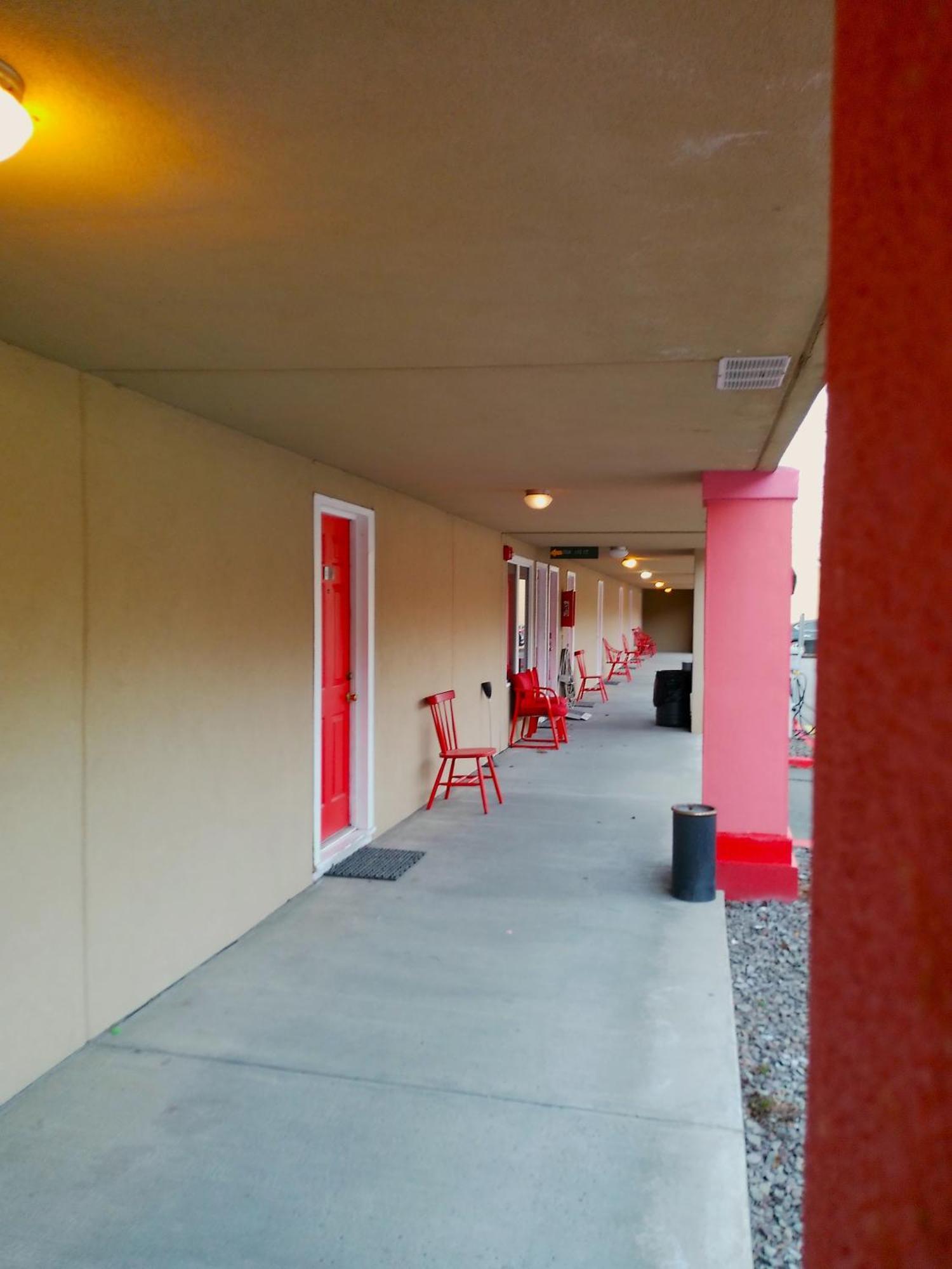 Buena Vista Inn Motel Delhi Экстерьер фото