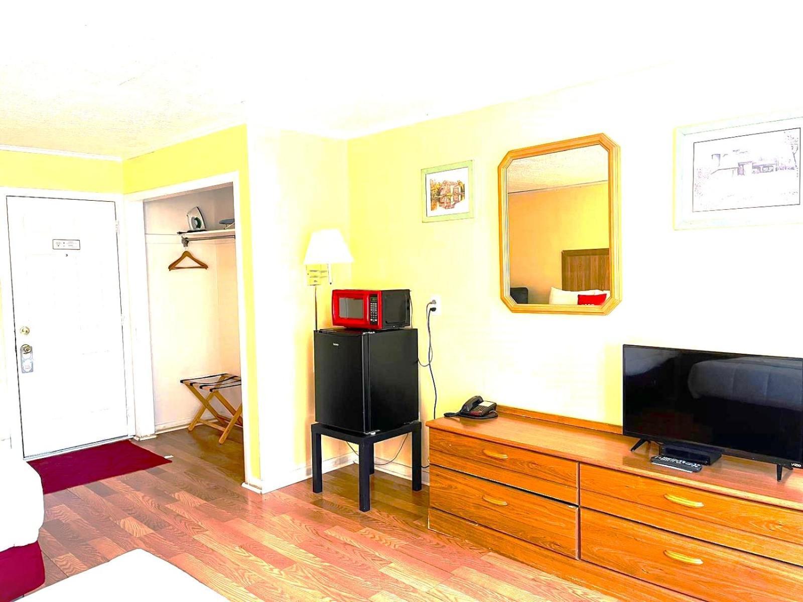 Buena Vista Inn Motel Delhi Экстерьер фото