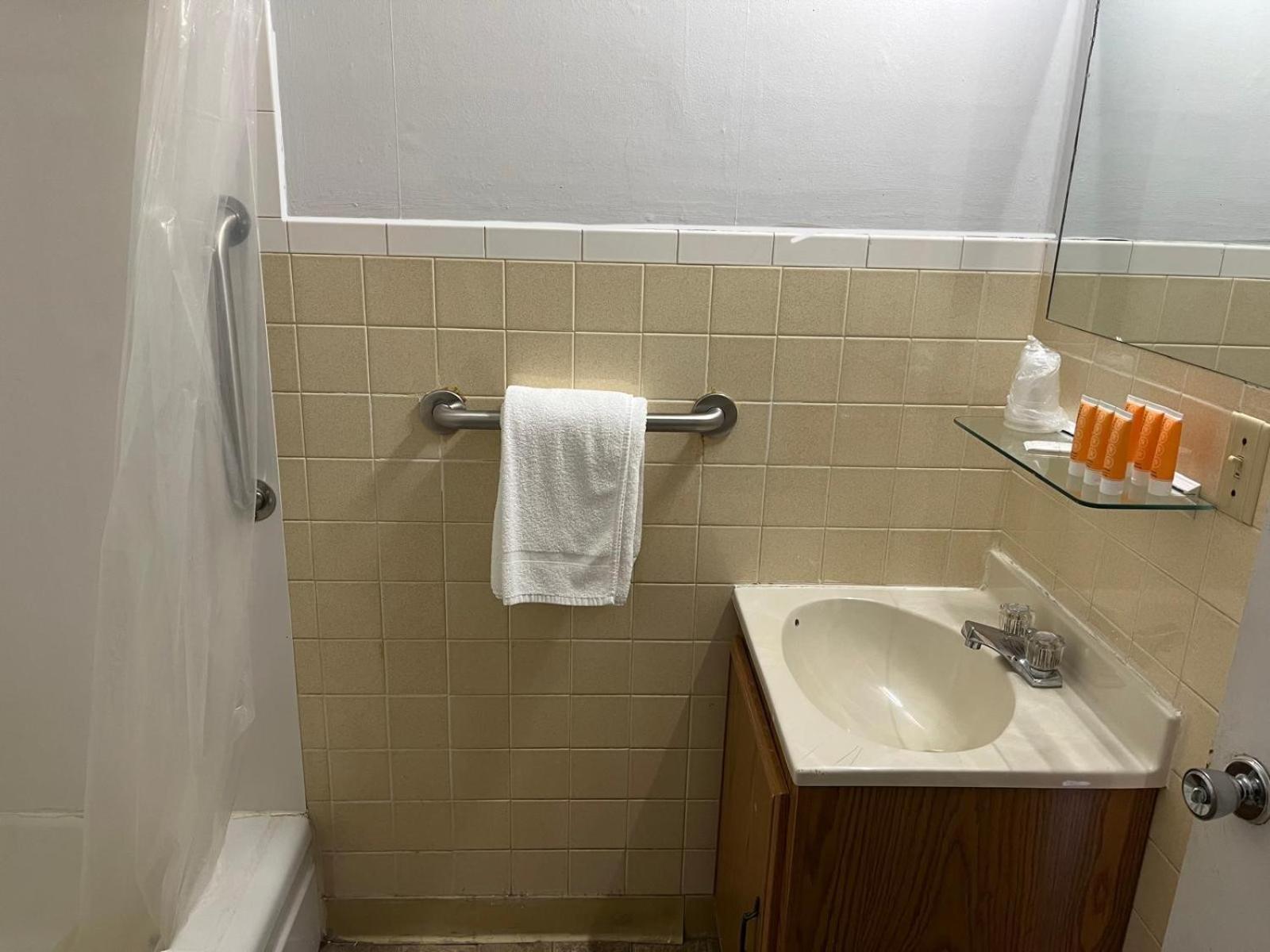 Buena Vista Inn Motel Delhi Экстерьер фото