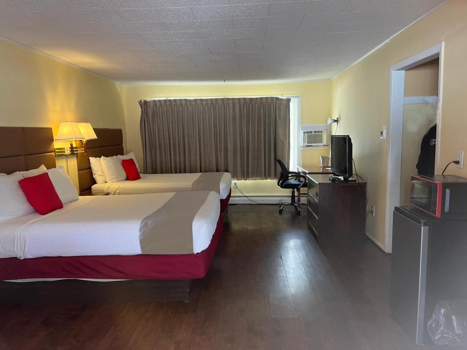Buena Vista Inn Motel Delhi Экстерьер фото